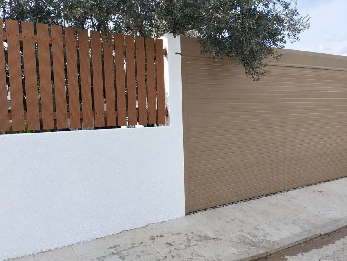 Περίφραξη με deck WPC σε κάθετο σχέδιο και ηλεκτρικό ρολό γκαραζόπορτας αλουμινίου, Βριλλήσια